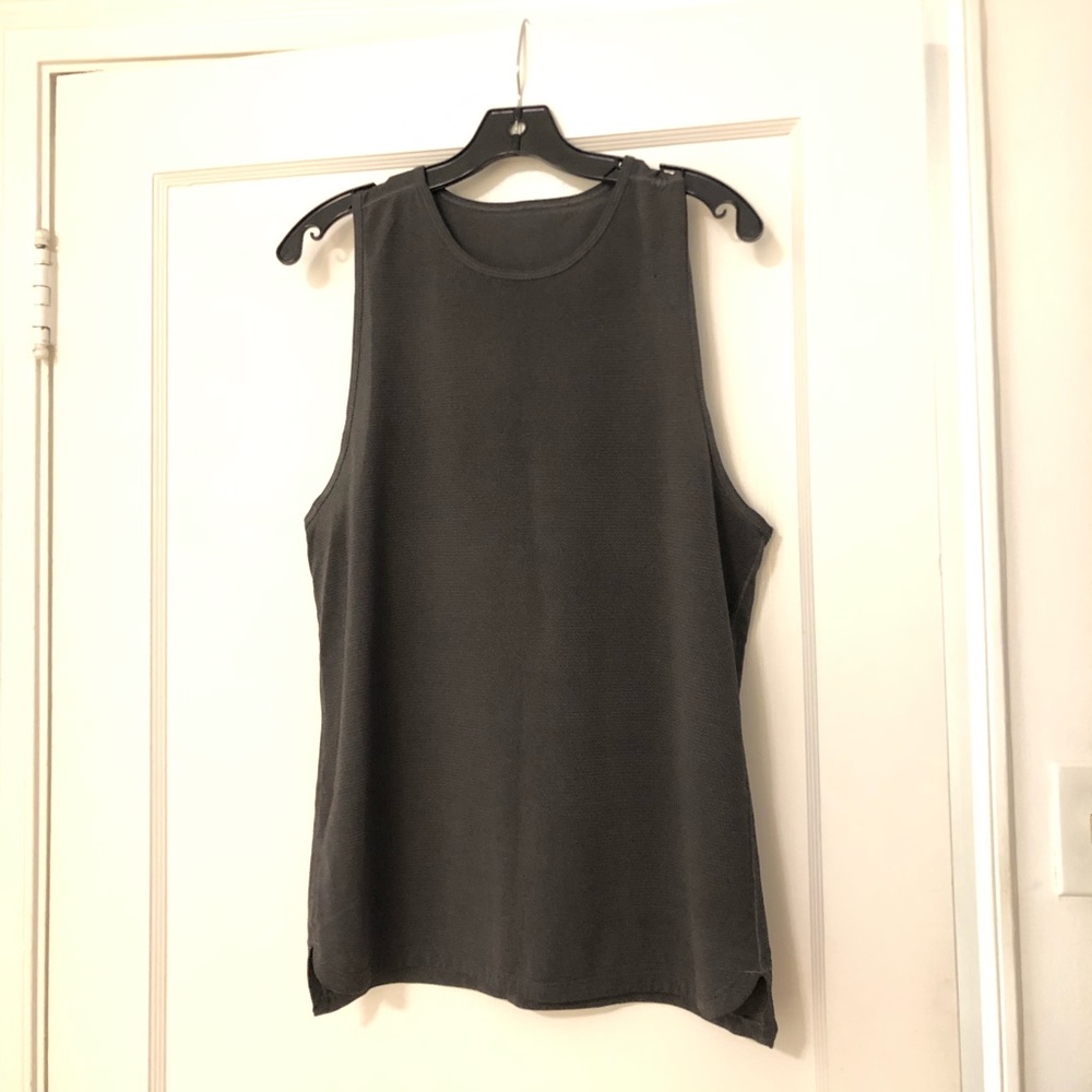 Men’s charcoal grey Lululemon tank